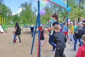 300 человек посетили открытие детской площадки в Каменке-Днепровской