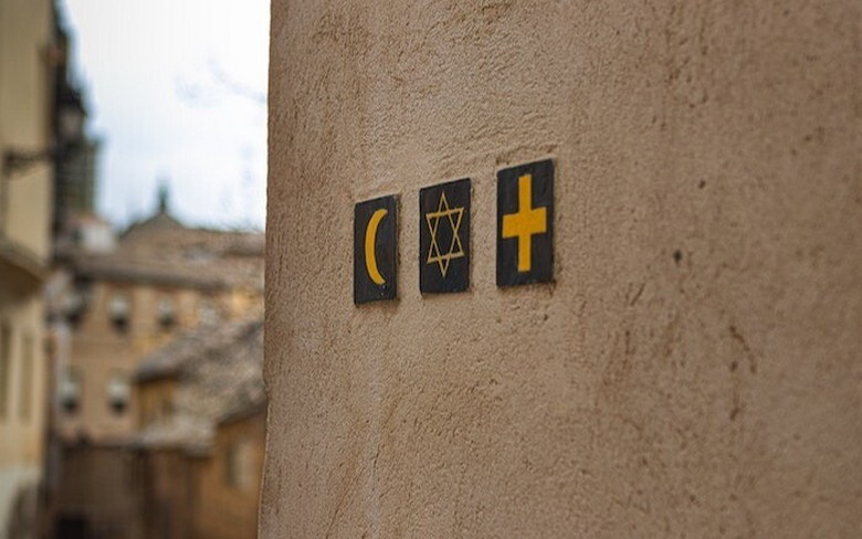 Более 60% россиян считают себя православными, атеистом называет себя почти каждый четвёртый