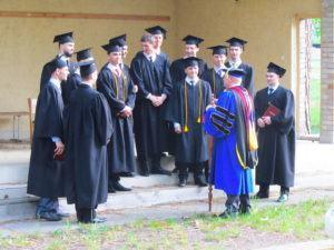 В последние дни мая в Украинском Адвентистском Центре Высшего Образования состоялась церемония посвящения выпускников