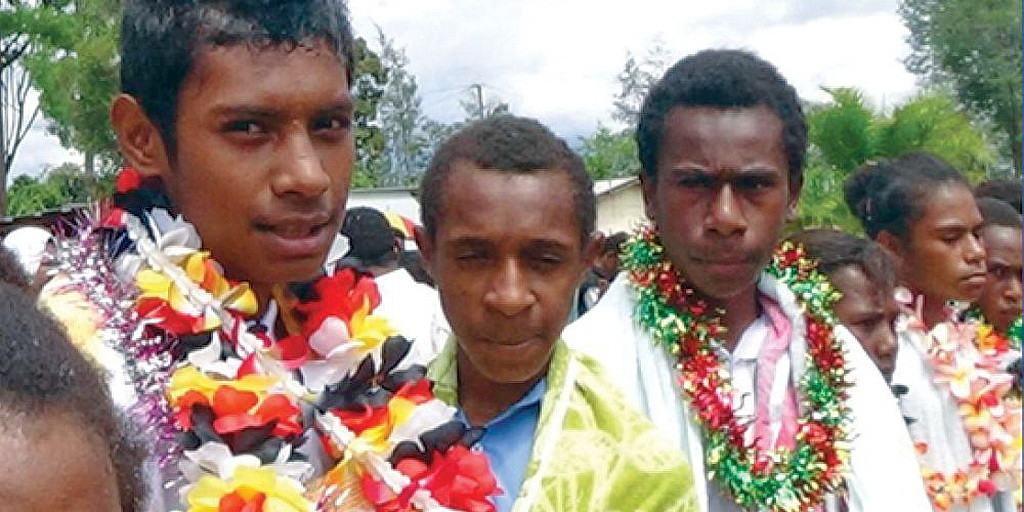 В Адвентистской школе в Папуа – Новой Гвинее крестились 97 учеников