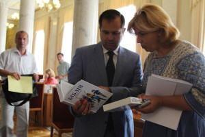 В Парламенте Украины депутатам подарили Библии