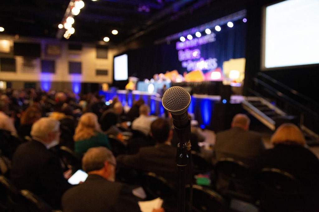 Делегаты Годичного Совещания голосуют за принятие документа о выполнении