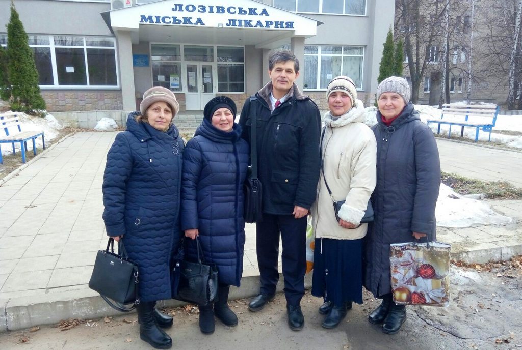 Члены Лозовской церкви посещают больных в городской больнице