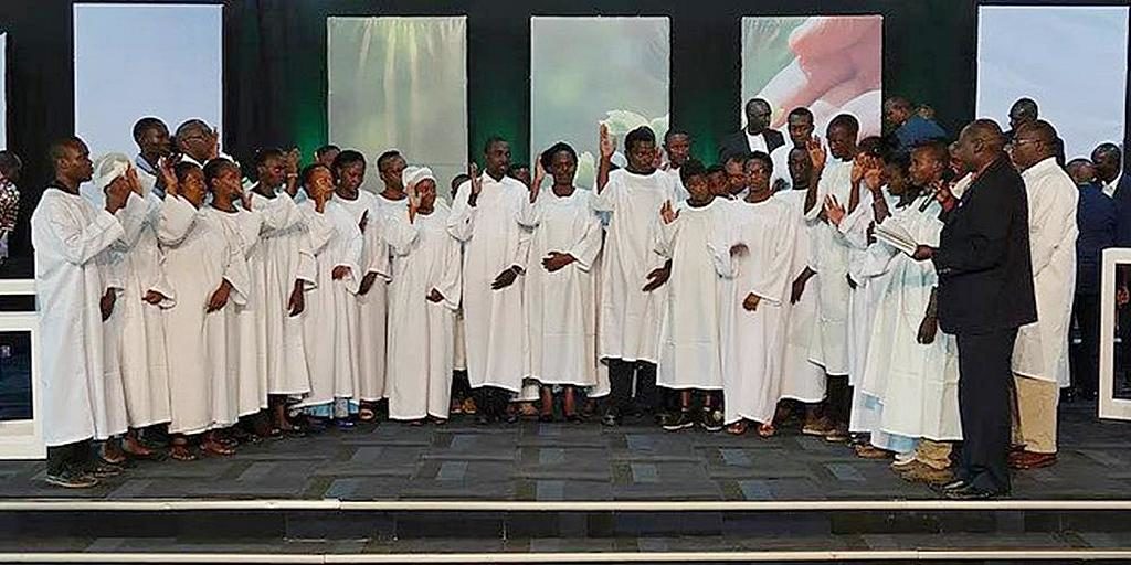 Десятки людей крещены после совместных усилий телевидения и местной церкви в Кении