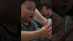 Мыть посуду с папой  / ОТЦЫ. Истории, рассказанные детьми